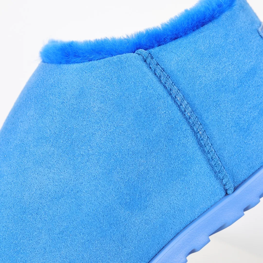 Pick up locally 💰660 Core recommended good price It is a very suitable choice for keeping warm in winter and at home. In the new year, uug has launched a series of styles, which are partial to the preferences of young consumers and have also moved to the forefront of fashion trends. Shoe body material Water-repellent coated suede upper 17mm UGGPURE™ implanted wool insole Lightweight non-slip comfortable rubber outsole With brand LOGO trademark Comes with a full set of packaging Size: 35 36 37 38 39 40
